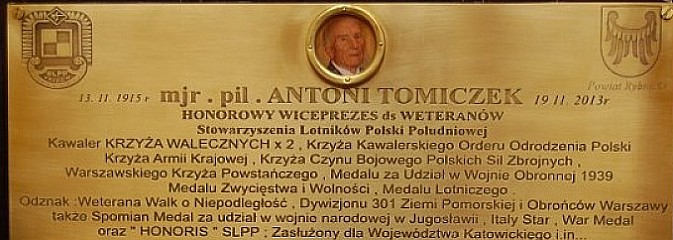 Tablica poświęcona śp. mjr. pilotowi Antoniemu Tomiczkowi w Jaworznie  - Serwis informacyjny z Wodzisławia Śląskiego - naszwodzislaw.com