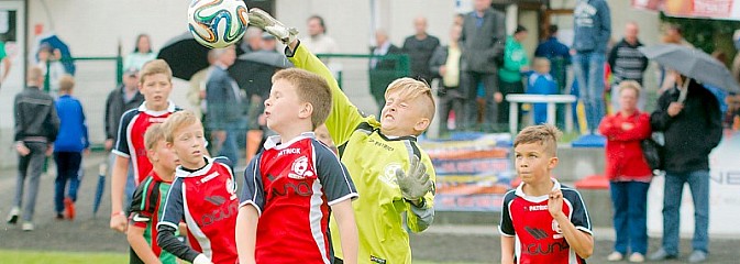 Tworków Cup 2015: Deszczowy drugi dzień piłkarskich zmagań. Naprzód lepszy od Startu. Puchar pojechał do Rydułtów - Serwis informacyjny z Wodzisławia Śląskiego - naszwodzislaw.com