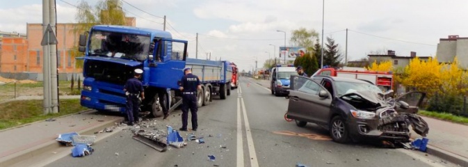 O włos od tragedii. Czołowe zderzenie mitsubishi i MANa - Serwis informacyjny z Wodzisławia Śląskiego - naszwodzislaw.com