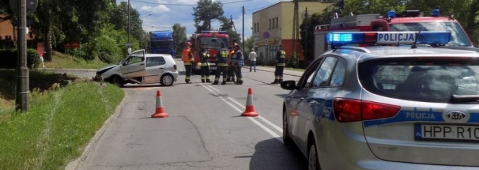 Groźne zdarzenie drogowe na ulicy Podmiejskiej. Kierowca zasłabł - Serwis informacyjny z Wodzisławia Śląskiego - naszwodzislaw.com