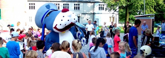 Rybniccy policjanci odwiedzili dzieci w dzielnicy Niewiadom - Serwis informacyjny z Wodzisławia Śląskiego - naszwodzislaw.com