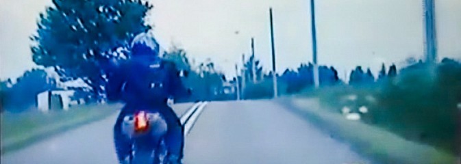 Motocyklista z bronią maszynową uciekał przed policją [WIDEO] - Serwis informacyjny z Wodzisławia Śląskiego - naszwodzislaw.com