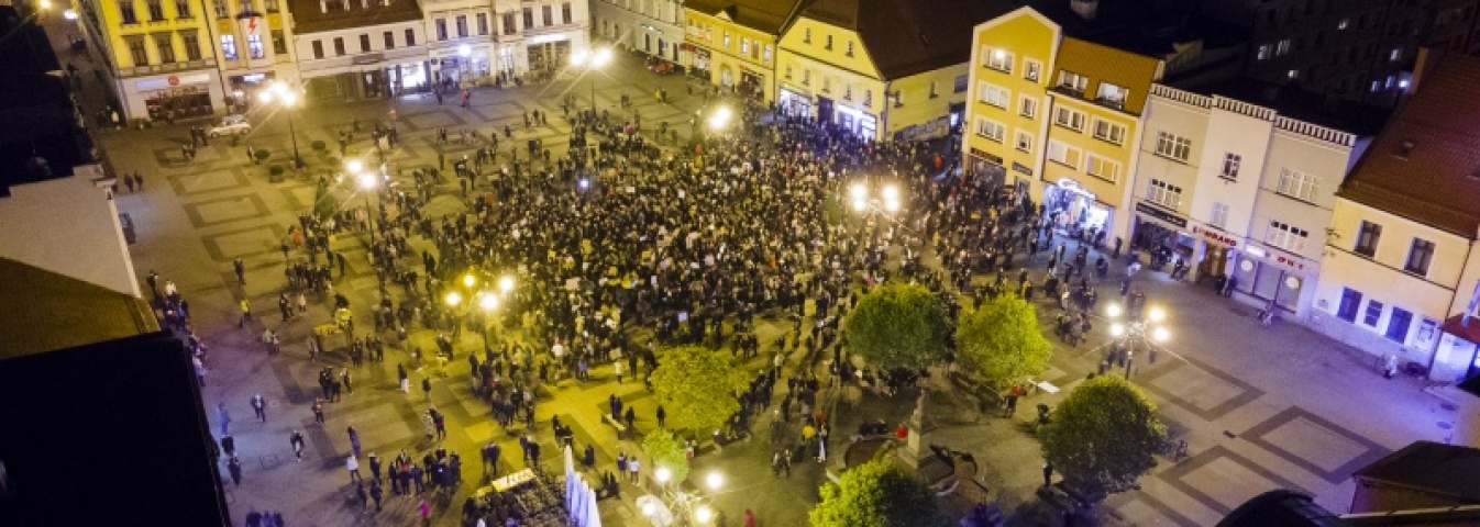 Protest kobiet na rybnickim Rynku [FOTO] - Serwis informacyjny z Wodzisławia Śląskiego - naszwodzislaw.com